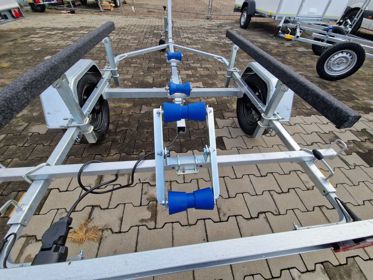 Nowa Przyczepa 2025 Podłodziowa ponton łódź Niewiadów P400 P415 do 6m - Автотранспортна приколка: слика 1 Nowa Przyczepa 2025 Podłodziowa ponton łódź Niewiadów P400 P415 do 6m - Автотранспортна приколка: слика 1