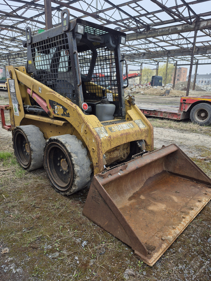CATERPILLAR 216B3 - Компактен натоварувач: слика 3 CATERPILLAR 216B3 - Компактен натоварувач: слика 3