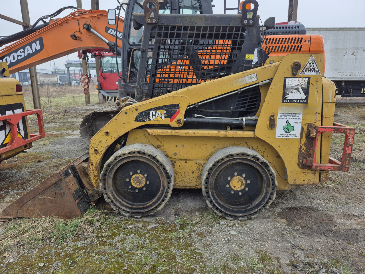 CATERPILLAR 216B3 - Компактен натоварувач: слика 1 CATERPILLAR 216B3 - Компактен натоварувач: слика 1