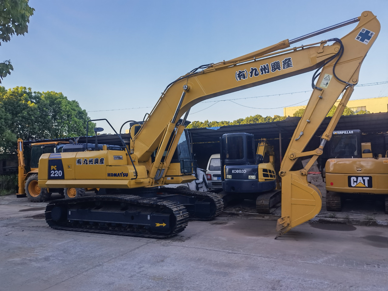 Komatsu PC 220-8 Excavator - Багер гасеничар: слика 1 Komatsu PC 220-8 Excavator - Багер гасеничар: слика 1