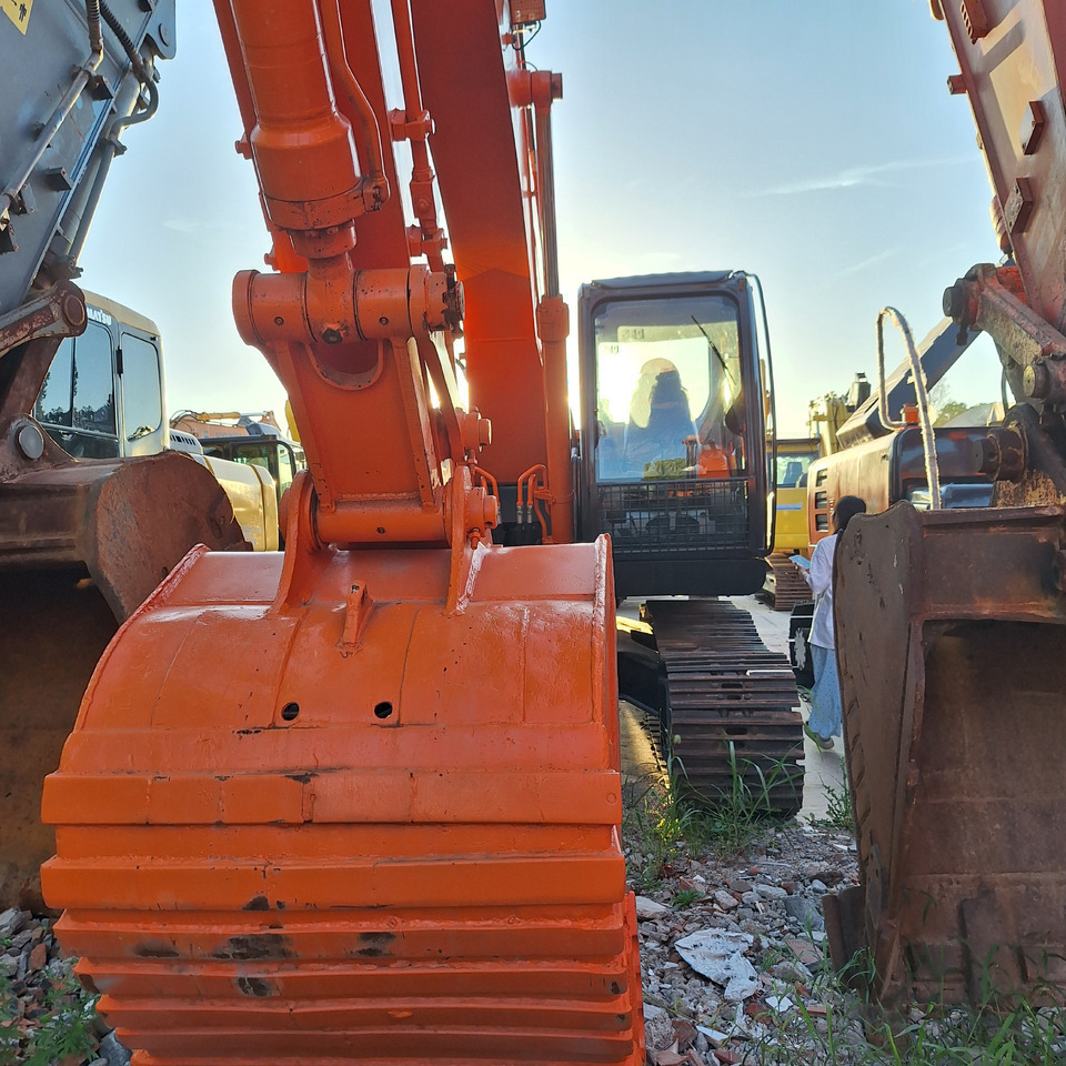 Second hand Hitachi ZX210 excavator - Багер: слика 1 Second hand Hitachi ZX210 excavator - Багер: слика 1