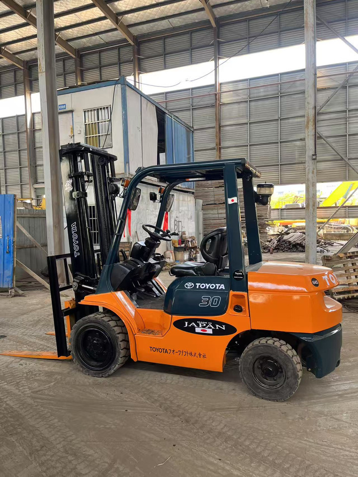 Toyota FD30 Forklift - Дизел вилушкар: слика 3 Toyota FD30 Forklift - Дизел вилушкар: слика 3