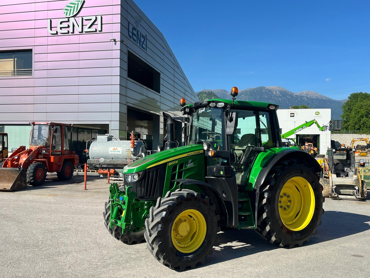 JOHN DEERE 6100M - Трактор: слика 1 JOHN DEERE 6100M - Трактор: слика 1