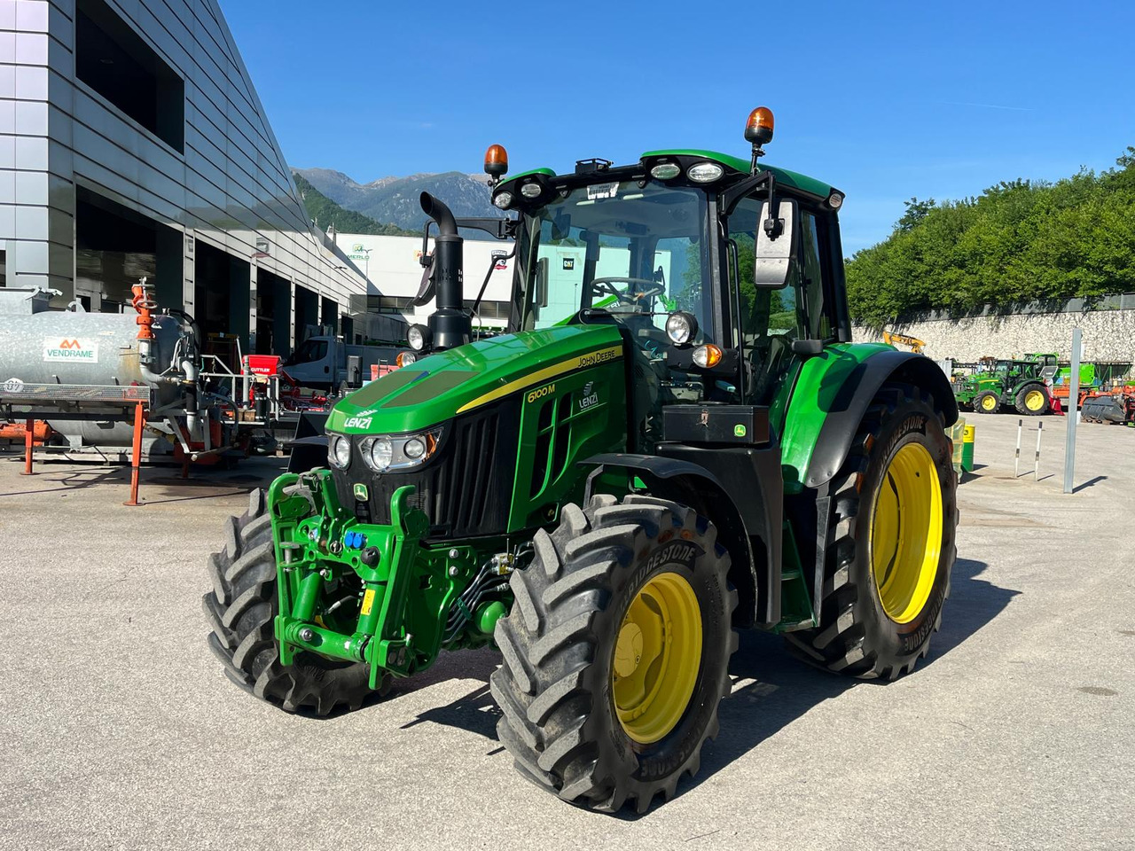 JOHN DEERE 6100M - Трактор: слика 2 JOHN DEERE 6100M - Трактор: слика 2