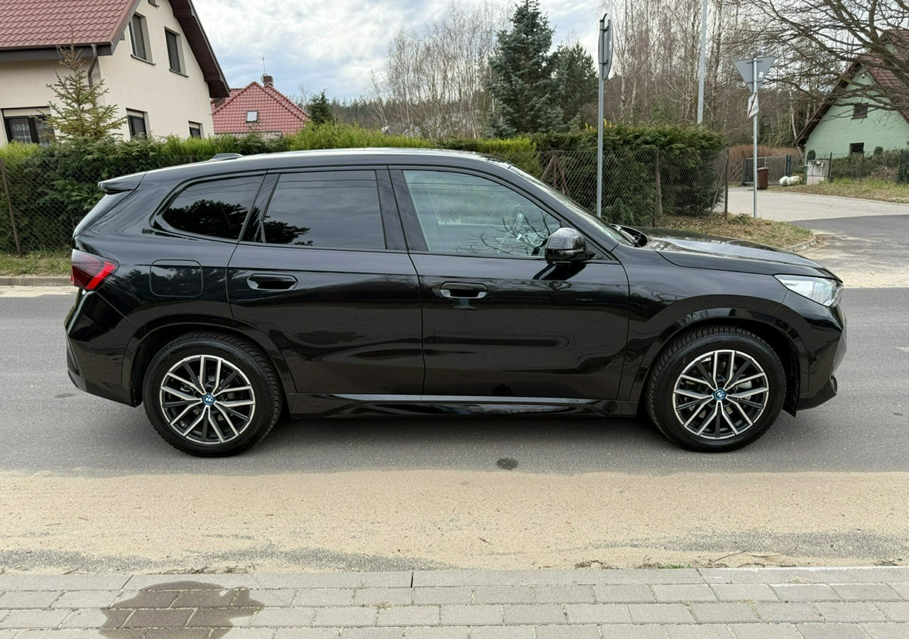 BMW X1 iX1 iX1 xDrive30 313KM M-Sport H/K Panorama AdaptiveLed Masaże Kam360 - Автомобил: слика 5 BMW X1 iX1 iX1 xDrive30 313KM M-Sport H/K Panorama AdaptiveLed Masaże Kam360 - Автомобил: слика 5