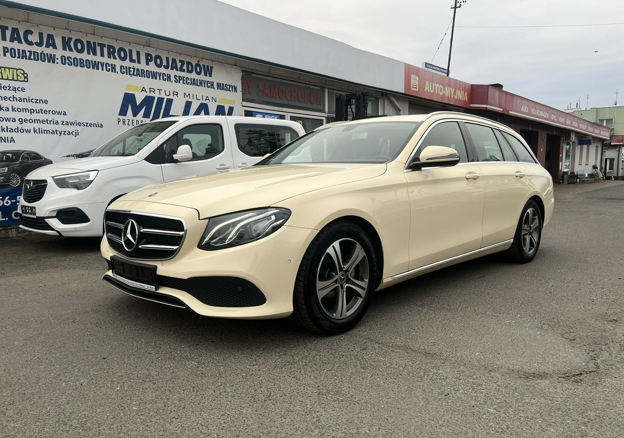 Mercedes-Benz Klasa E E220d T 9G-tronic 197KM Navi FullLed Kamera Asystent Model 2020 FV 2 - Автомобил: слика 2 Mercedes-Benz Klasa E E220d T 9G-tronic 197KM Navi FullLed Kamera Asystent Model 2020 FV 2 - Автомобил: слика 2