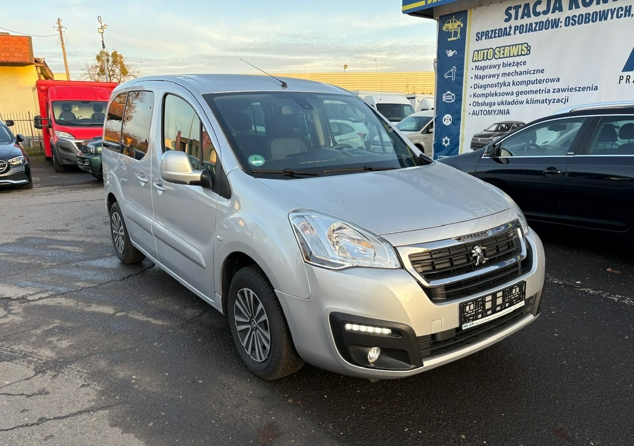 Peugeot Partner II Partner Tepee 1.6 HDI 120KM Family Klimatronik 2xDrzwi 2016 - Караван: слика 2 Peugeot Partner II Partner Tepee 1.6 HDI 120KM Family Klimatronik 2xDrzwi 2016 - Караван: слика 2