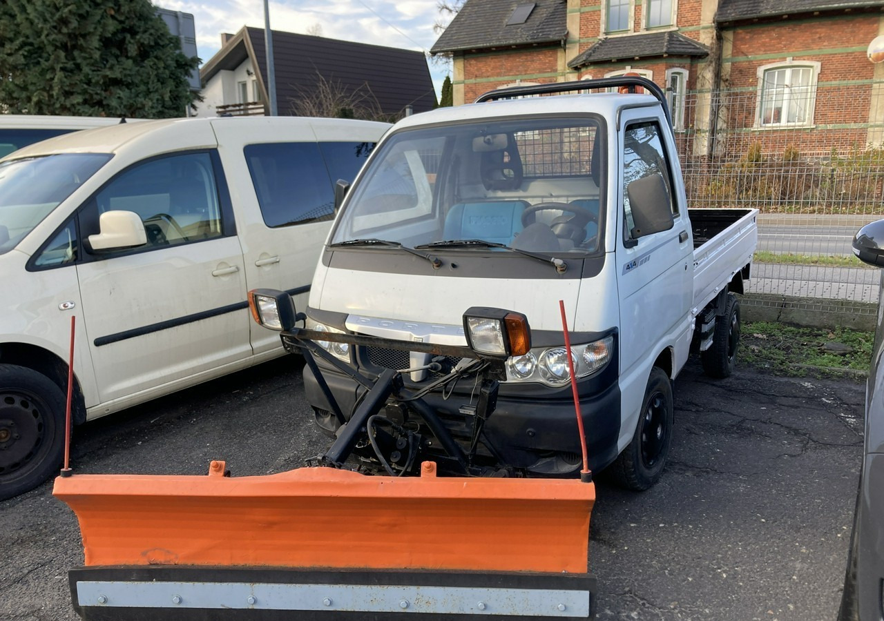 Piaggio Piaggio Porter 4X4 Skrzynia odśnieżarka Pług 2011 - Машина за чистење снег: слика 1 Piaggio Piaggio Porter 4X4 Skrzynia odśnieżarka Pług 2011 - Машина за чистење снег: слика 1