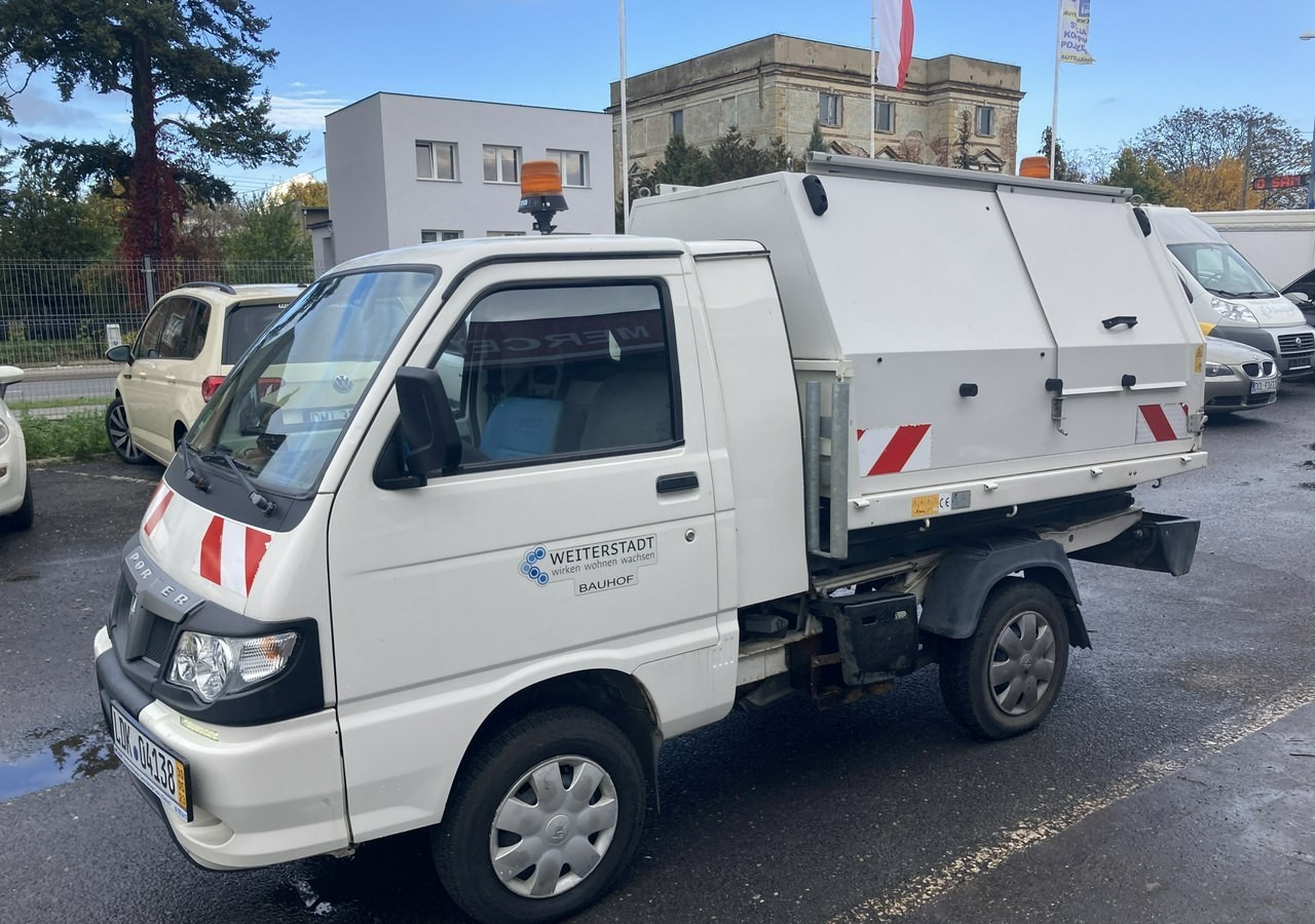 Piaggio Piaggio Porter Śmieciarka Wywrotka 2015 - Камион за ѓубре: слика 2 Piaggio Piaggio Porter Śmieciarka Wywrotka 2015 - Камион за ѓубре: слика 2