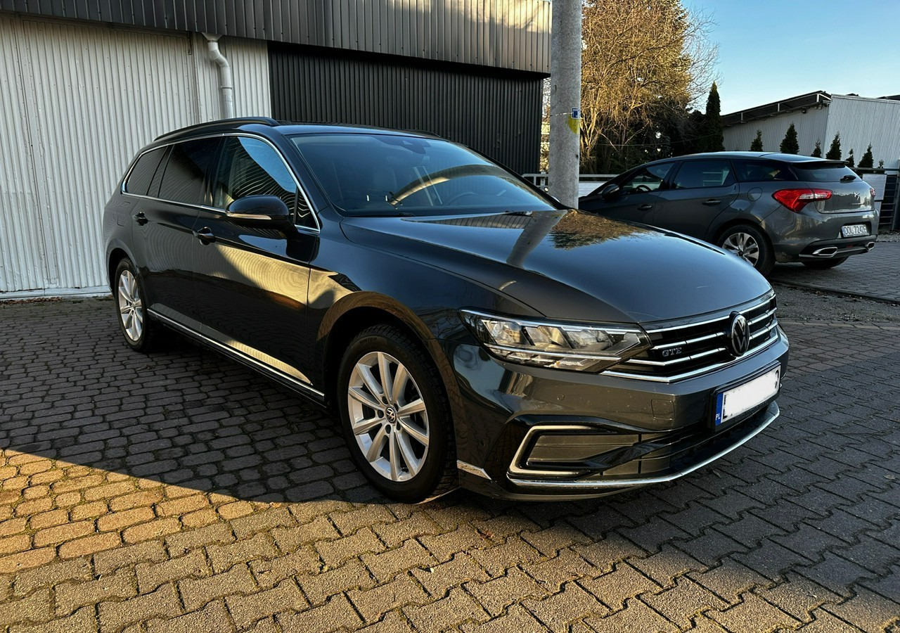 Volkswagen Passat B8 GTE 1.4TSI 218KM Hybryda Plug-in zasięg 50km Panorama*Navi*Skóra*FV2 - Автомобил: слика 2 Volkswagen Passat B8 GTE 1.4TSI 218KM Hybryda Plug-in zasięg 50km Panorama*Navi*Skóra*FV2 - Автомобил: слика 2