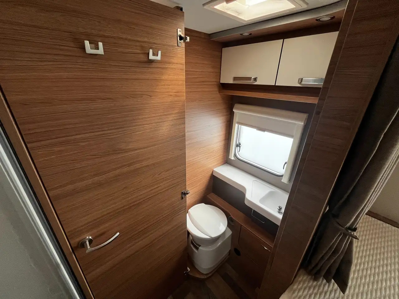 Нов Полуинтегриран кампер Weinsberg CaraSuite 700 ME: слика 13