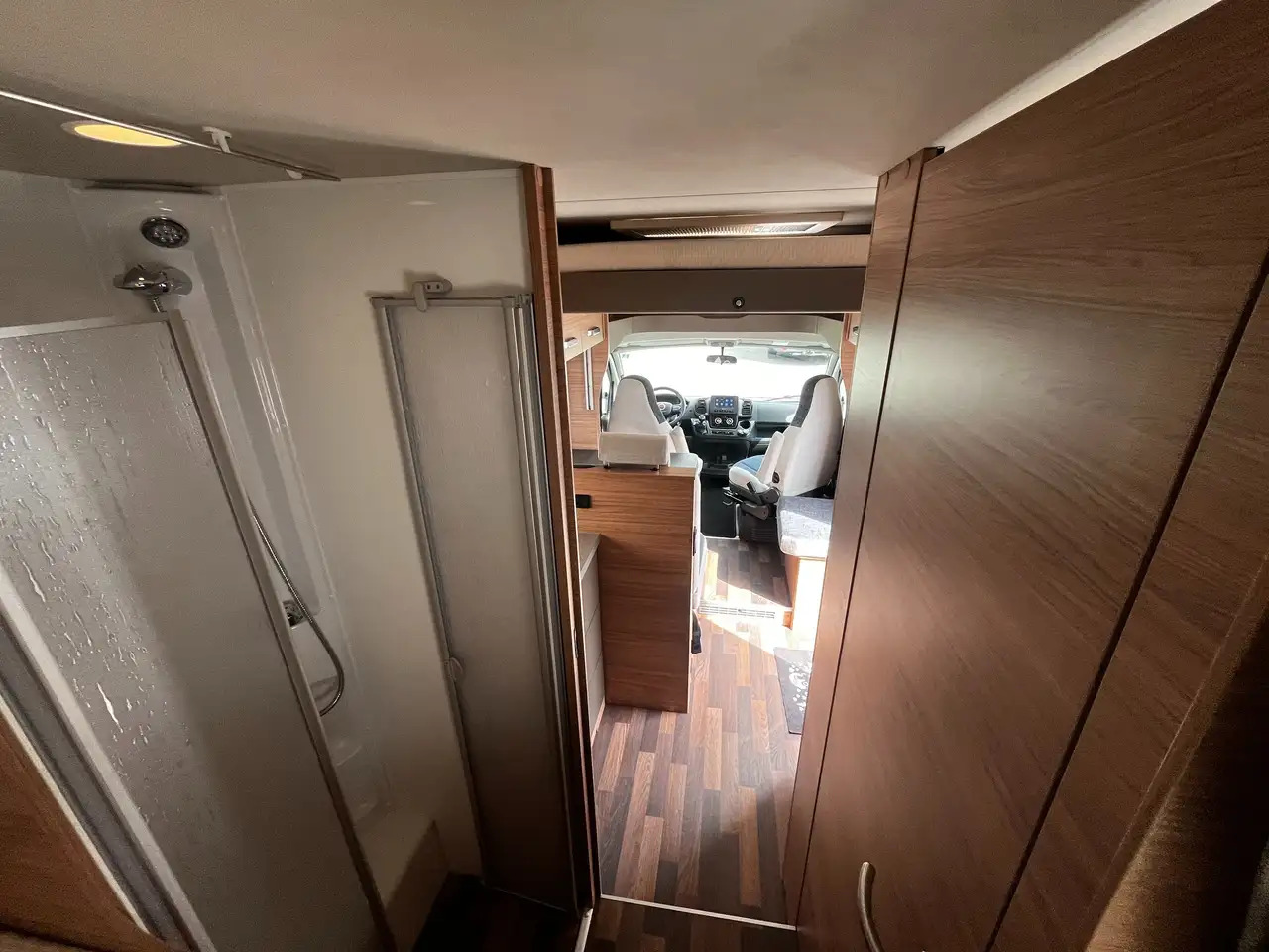 Нов Полуинтегриран кампер Weinsberg CaraSuite 700 ME: слика 12