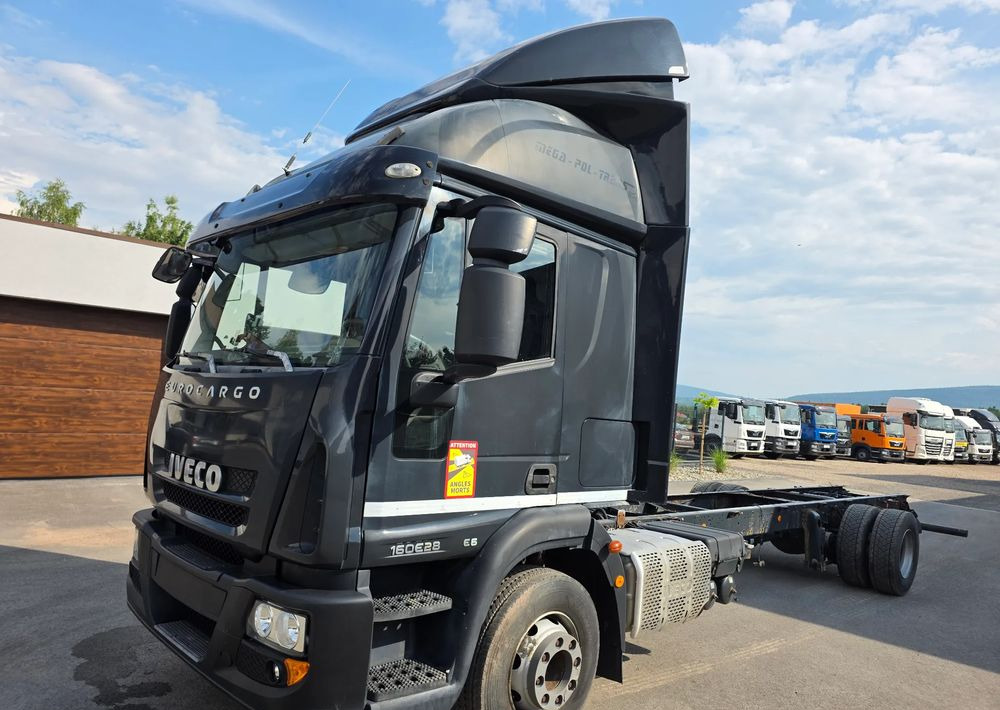 Iveco EUROCARGO 160E28  RAMA DO ZABUDOWY/  LAWETA / MANUAL / - Камион со церада: слика 1 Iveco EUROCARGO 160E28  RAMA DO ZABUDOWY/  LAWETA / MANUAL / - Камион со церада: слика 1