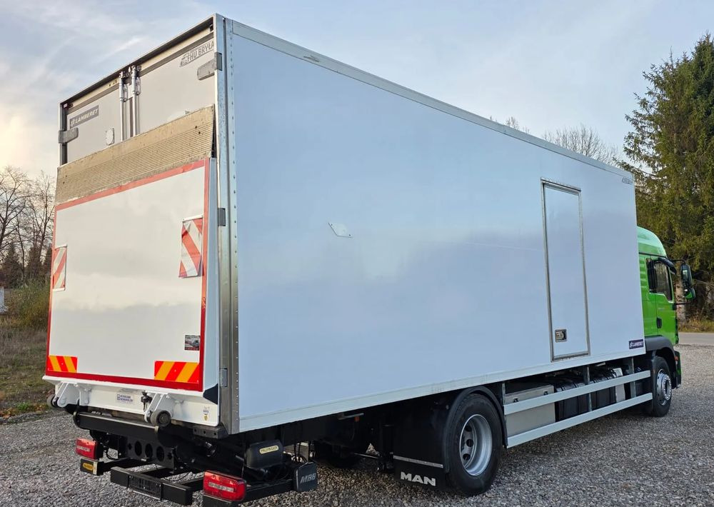 MAN TGM 18.320 / 18.290 / 15.290 / IZOTERMA / WINDA / 19PALET / E6 / 08.2018 / LIFT / SPROWADZONY / AUTOMAT / SYPIALKA / PIERWSZY WŁAŚCICIEL / BOCZNE DRZWI / STAN BARDZO DOBRY - Камион ладилник: слика 5 MAN TGM 18.320 / 18.290 / 15.290 / IZOTERMA / WINDA / 19PALET / E6 / 08.2018 / LIFT / SPROWADZONY / AUTOMAT / SYPIALKA / PIERWSZY WŁAŚCICIEL / BOCZNE DRZWI / STAN BARDZO DOBRY - Камион ладилник: слика 5