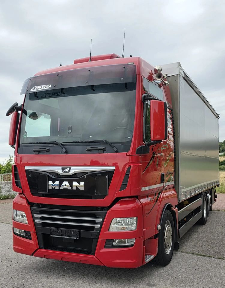 MAN TGX 26.500 / ALUMINIOWE FELGI / LIFT / 6X2 / KLIMA POSTOJOWA / 18PALET / E6 / FIRANKA / 17 TON ŁADOWNOŚĆ / WINDA / NISKI PRZEBIEG / JEDEN WŁAŚCICIEL / PODWIESZANA OŚ - Камион со церада: слика 4 MAN TGX 26.500 / ALUMINIOWE FELGI / LIFT / 6X2 / KLIMA POSTOJOWA / 18PALET / E6 / FIRANKA / 17 TON ŁADOWNOŚĆ / WINDA / NISKI PRZEBIEG / JEDEN WŁAŚCICIEL / PODWIESZANA OŚ - Камион со церада: слика 4