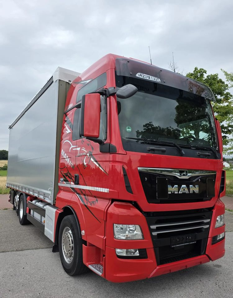 MAN TGX 26.500 / ALUMINIOWE FELGI / LIFT / 6X2 / KLIMA POSTOJOWA / 18PALET / E6 / FIRANKA / 17 TON ŁADOWNOŚĆ / WINDA / NISKI PRZEBIEG / JEDEN WŁAŚCICIEL / PODWIESZANA OŚ - Камион со церада: слика 3 MAN TGX 26.500 / ALUMINIOWE FELGI / LIFT / 6X2 / KLIMA POSTOJOWA / 18PALET / E6 / FIRANKA / 17 TON ŁADOWNOŚĆ / WINDA / NISKI PRZEBIEG / JEDEN WŁAŚCICIEL / PODWIESZANA OŚ - Камион со церада: слика 3