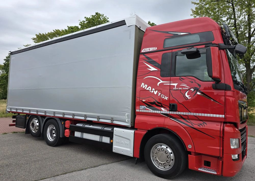 MAN TGX 26.500 / ALUMINIOWE FELGI / LIFT / 6X2 / KLIMA POSTOJOWA / 18PALET / E6 / FIRANKA / 17 TON ŁADOWNOŚĆ / WINDA / NISKI PRZEBIEG / JEDEN WŁAŚCICIEL / PODWIESZANA OŚ - Камион со церада: слика 1 MAN TGX 26.500 / ALUMINIOWE FELGI / LIFT / 6X2 / KLIMA POSTOJOWA / 18PALET / E6 / FIRANKA / 17 TON ŁADOWNOŚĆ / WINDA / NISKI PRZEBIEG / JEDEN WŁAŚCICIEL / PODWIESZANA OŚ - Камион со церада: слика 1