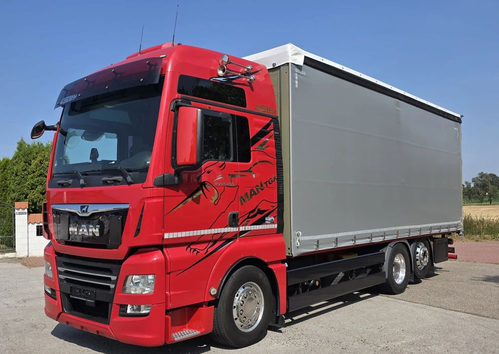 MAN TGX 26.500 / ALUMINIOWE FELGI / LIFT / 6X2 / KLIMA POSTOJOWA / 18PALET / E6 / FIRANKA / 17 TON ŁADOWNOŚĆ / WINDA / NISKI PRZEBIEG / JEDEN WŁAŚCICIEL / PODWIESZANA OŚ - Камион со церада: слика 1 MAN TGX 26.500 / ALUMINIOWE FELGI / LIFT / 6X2 / KLIMA POSTOJOWA / 18PALET / E6 / FIRANKA / 17 TON ŁADOWNOŚĆ / WINDA / NISKI PRZEBIEG / JEDEN WŁAŚCICIEL / PODWIESZANA OŚ - Камион со церада: слика 1