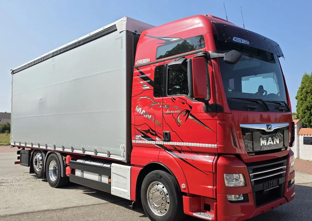 MAN TGX 26.500 / ALUMINIOWE FELGI / LIFT / 6X2 / KLIMA POSTOJOWA / 18PALET / E6 / FIRANKA / 17 TON ŁADOWNOŚĆ / WINDA / NISKI PRZEBIEG / JEDEN WŁAŚCICIEL / PODWIESZANA OŚ - Камион со церада: слика 2 MAN TGX 26.500 / ALUMINIOWE FELGI / LIFT / 6X2 / KLIMA POSTOJOWA / 18PALET / E6 / FIRANKA / 17 TON ŁADOWNOŚĆ / WINDA / NISKI PRZEBIEG / JEDEN WŁAŚCICIEL / PODWIESZANA OŚ - Камион со церада: слика 2