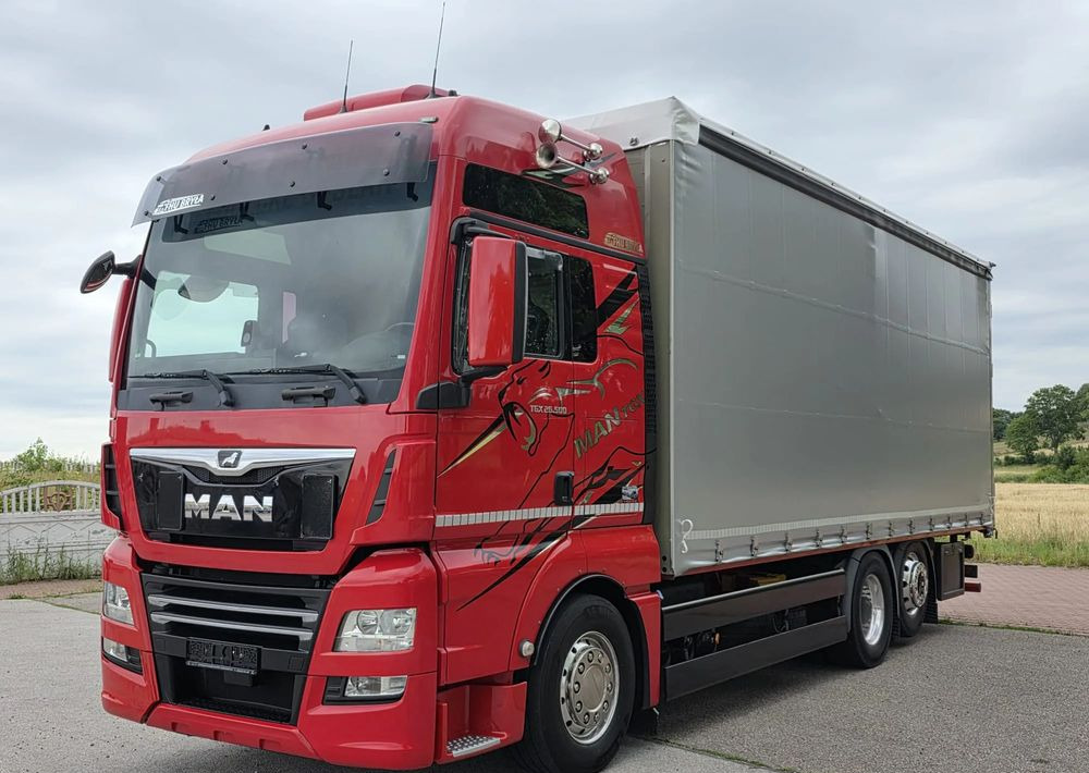 MAN TGX 26.500 / ALUMINIOWE FELGI / LIFT / 6X2 / KLIMA POSTOJOWA / 18PALET / E6 / FIRANKA / 17 TON ŁADOWNOŚĆ / WINDA / NISKI PRZEBIEG / JEDEN WŁAŚCICIEL / PODWIESZANA OŚ - Камион со церада: слика 2 MAN TGX 26.500 / ALUMINIOWE FELGI / LIFT / 6X2 / KLIMA POSTOJOWA / 18PALET / E6 / FIRANKA / 17 TON ŁADOWNOŚĆ / WINDA / NISKI PRZEBIEG / JEDEN WŁAŚCICIEL / PODWIESZANA OŚ - Камион со церада: слика 2