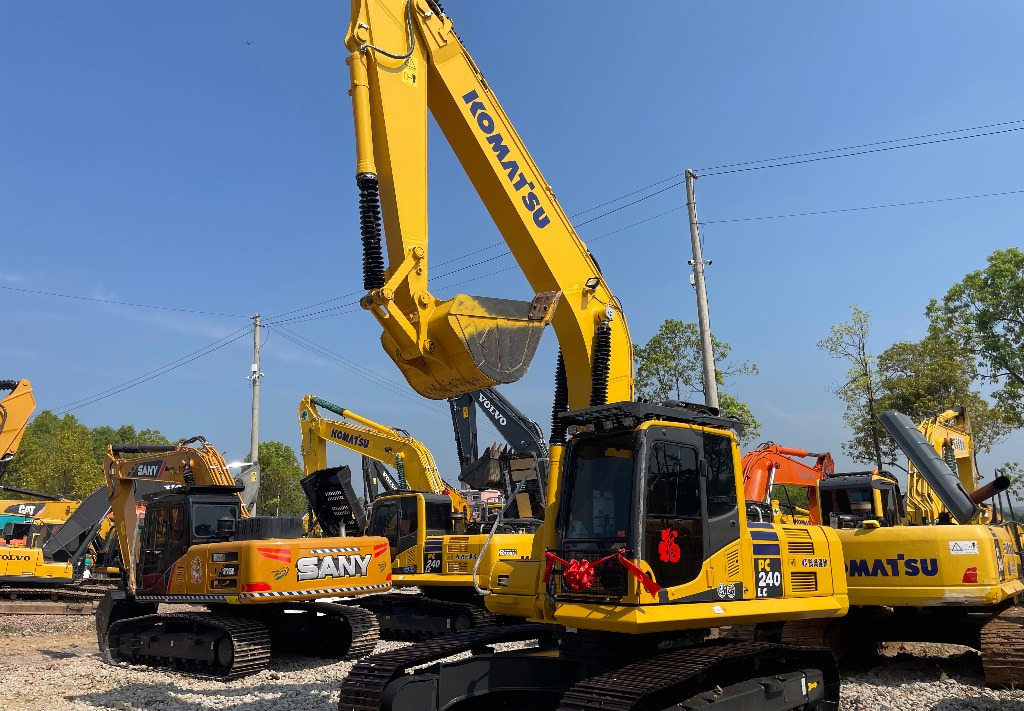 Komatsu PC 240 PC220 PC240-8 - Багер гасеничар: слика 3 Komatsu PC 240 PC220 PC240-8 - Багер гасеничар: слика 3