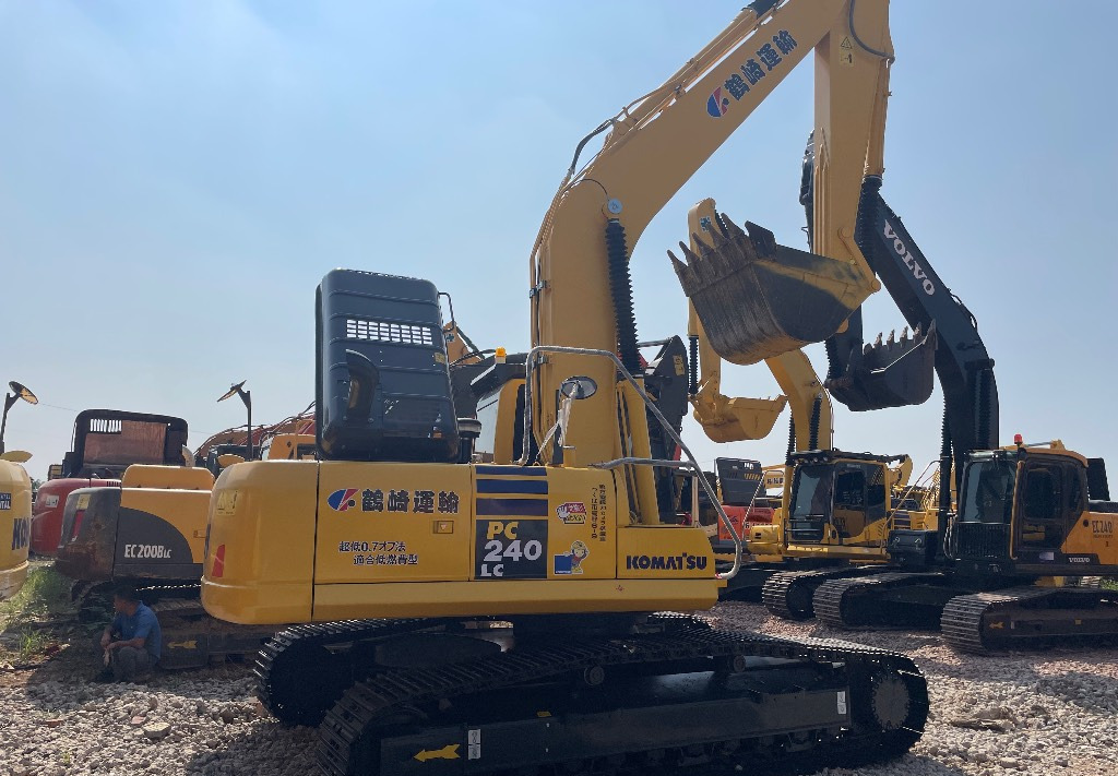 Komatsu PC 240 PC220 PC240-8 - Багер гасеничар: слика 1 Komatsu PC 240 PC220 PC240-8 - Багер гасеничар: слика 1