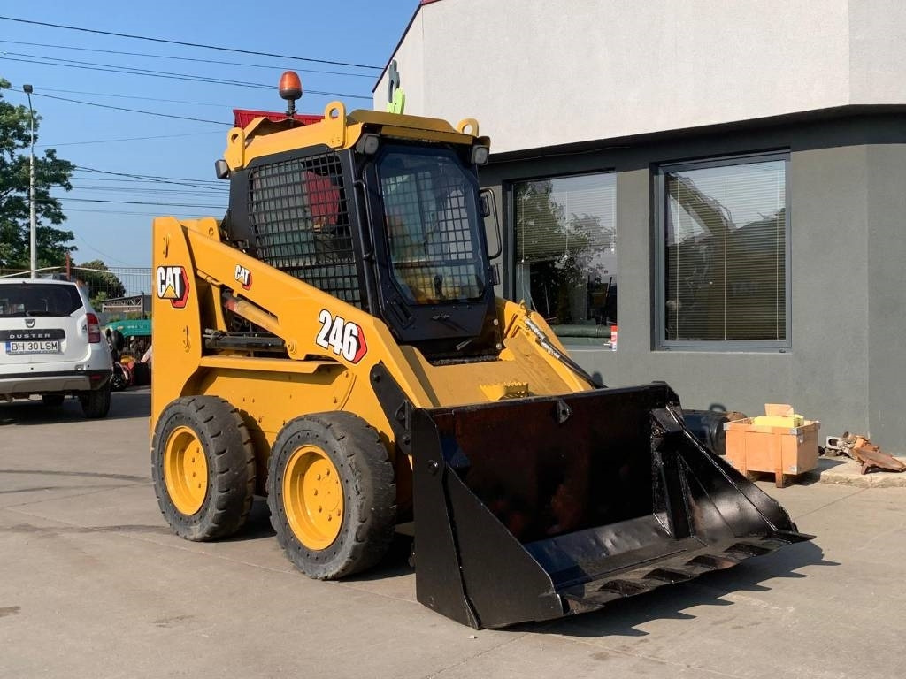 CAT 246 - Компактен натоварувач: слика 4 CAT 246 - Компактен натоварувач: слика 4