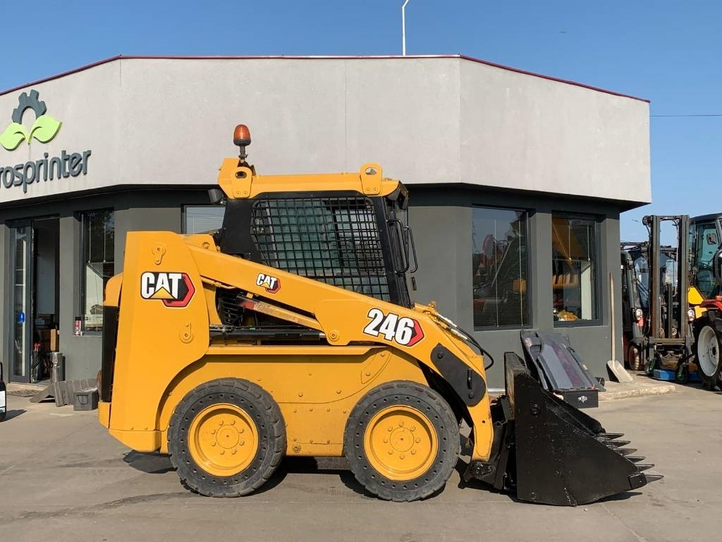 CAT 246 - Компактен натоварувач: слика 5 CAT 246 - Компактен натоварувач: слика 5