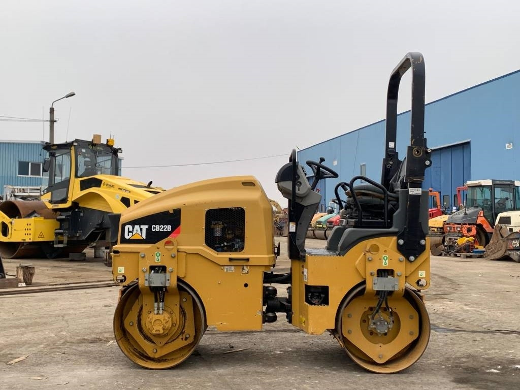 CAT CB 22B - Ваљак за пат: слика 2 CAT CB 22B - Ваљак за пат: слика 2