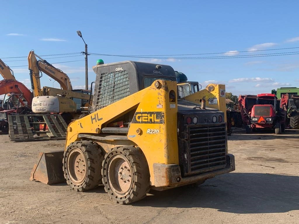 Gehl R 220 - Компактен натоварувач: слика 3 Gehl R 220 - Компактен натоварувач: слика 3