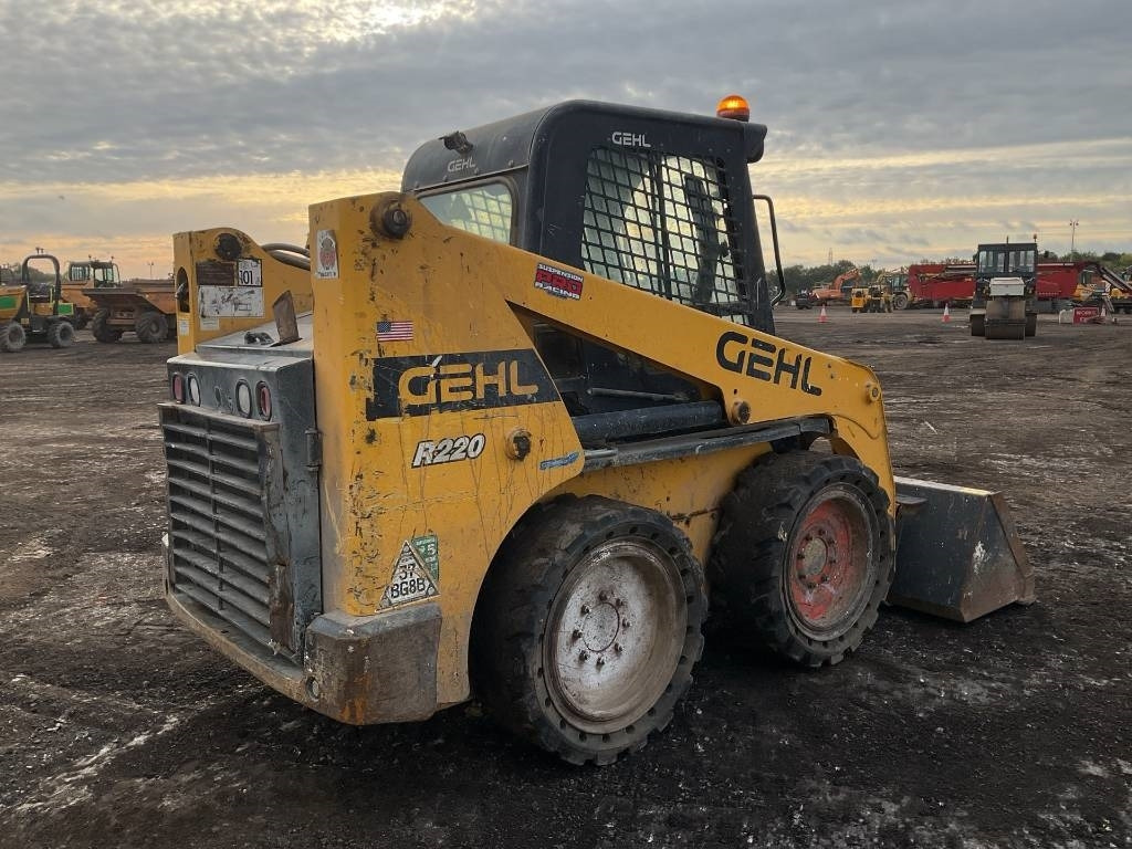 Gehl R 220 - Компактен натоварувач: слика 4 Gehl R 220 - Компактен натоварувач: слика 4