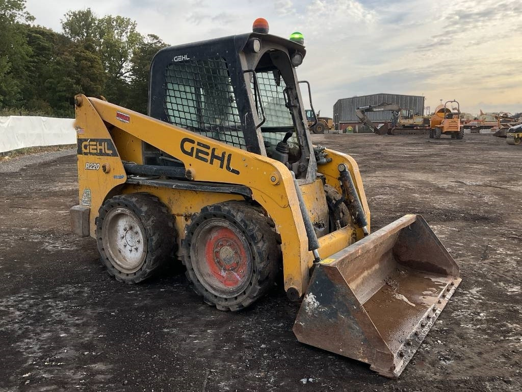 Gehl R 220 - Компактен натоварувач: слика 5 Gehl R 220 - Компактен натоварувач: слика 5