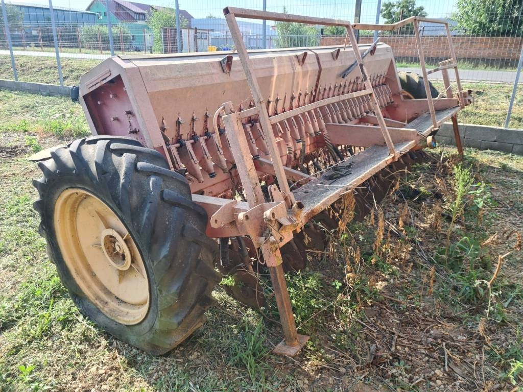 Kuhn 4M - Комбајнска семенска дупчалка: слика 2 Kuhn 4M - Комбајнска семенска дупчалка: слика 2