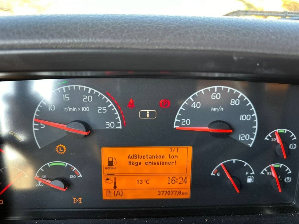 Камион со бетонска пумпа Volvo FM 480: слика 11