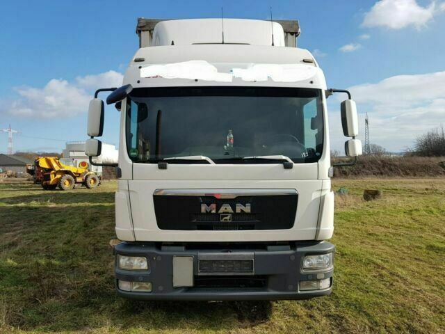 MAN TGL8.240 G.Haus/2xBett Klima AHK - Камион со церада: слика 1 MAN TGL8.240 G.Haus/2xBett Klima AHK - Камион со церада: слика 1