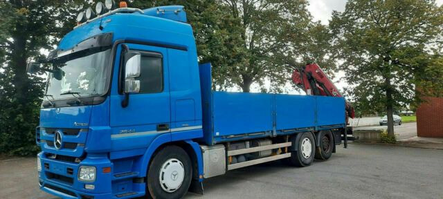 Mercedes-Benz 2544 Pritsche mit Kran Hiab XS am Heck - Камион со платформа, Камион со кран: слика 1 Mercedes-Benz 2544 Pritsche mit Kran Hiab XS am Heck - Камион со платформа, Камион со кран: слика 1