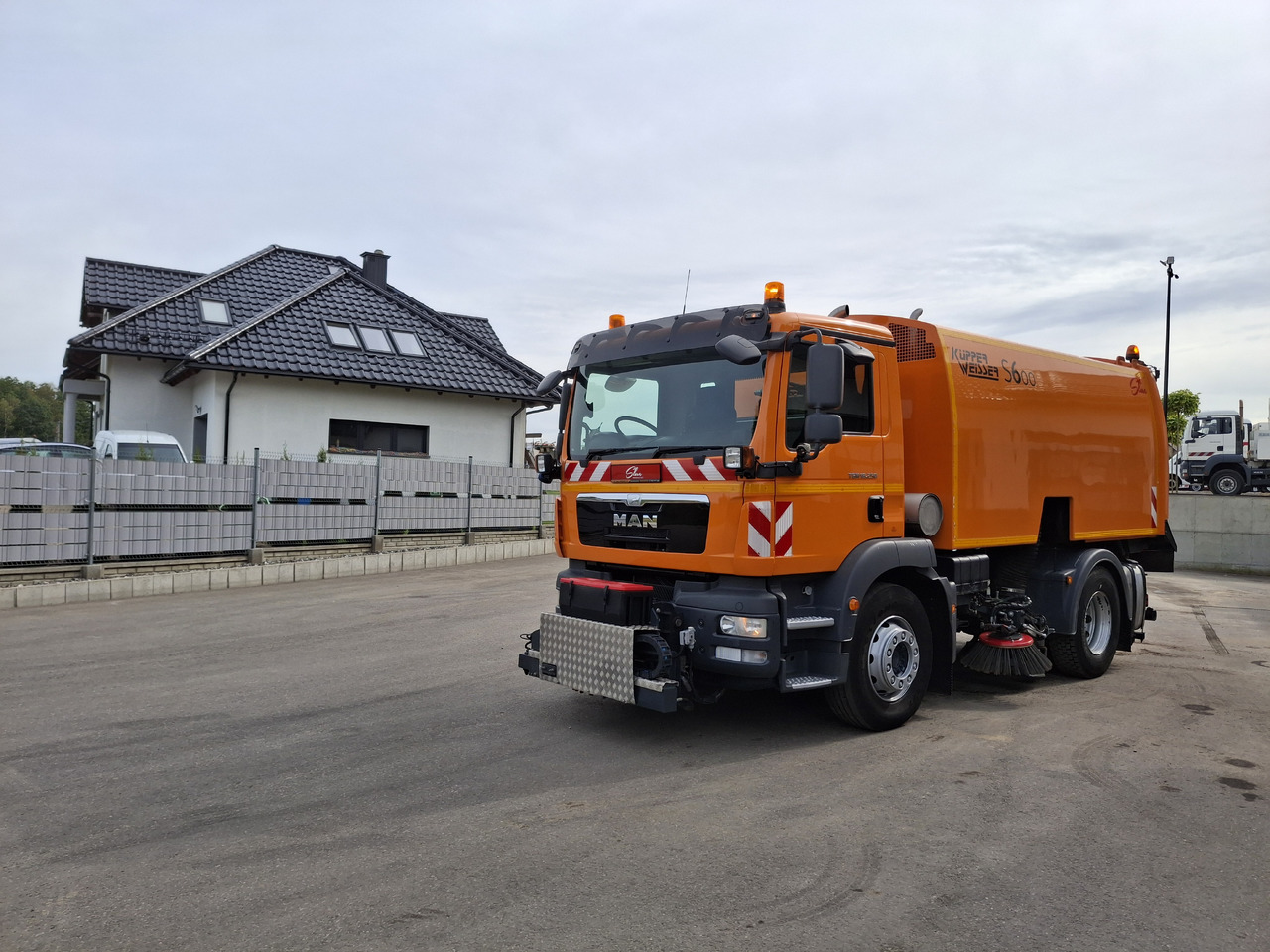 MAN TGM 18.250 Zamiatarka Kupper Weisser BROCK 2 Motoren Szczotki L/R PM10 Odchwaszczarka - Возило за метење: слика 3 MAN TGM 18.250 Zamiatarka Kupper Weisser BROCK 2 Motoren Szczotki L/R PM10 Odchwaszczarka - Возило за метење: слика 3