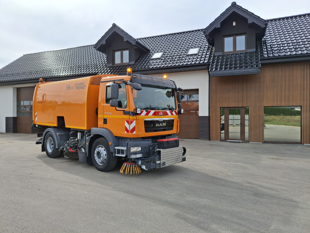 MAN TGM 18.250 Zamiatarka Kupper Weisser BROCK 2 Motoren Szczotki L/R PM10 Odchwaszczarka - Возило за метење: слика 1 MAN TGM 18.250 Zamiatarka Kupper Weisser BROCK 2 Motoren Szczotki L/R PM10 Odchwaszczarka - Возило за метење: слика 1