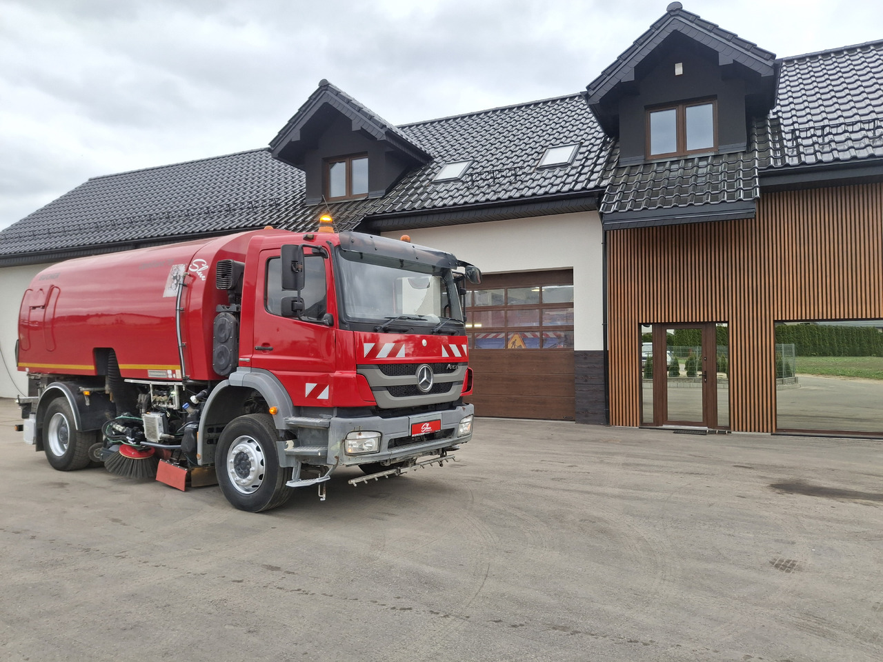 MERCEDES-BENZ Axor 1829 Zamiatarka Kehrmaschine BUCHER 2 Motoren Karcher PM10 Odchwaszczarka Sweeper - Возило за метење: слика 1 MERCEDES-BENZ Axor 1829 Zamiatarka Kehrmaschine BUCHER 2 Motoren Karcher PM10 Odchwaszczarka Sweeper - Возило за метење: слика 1