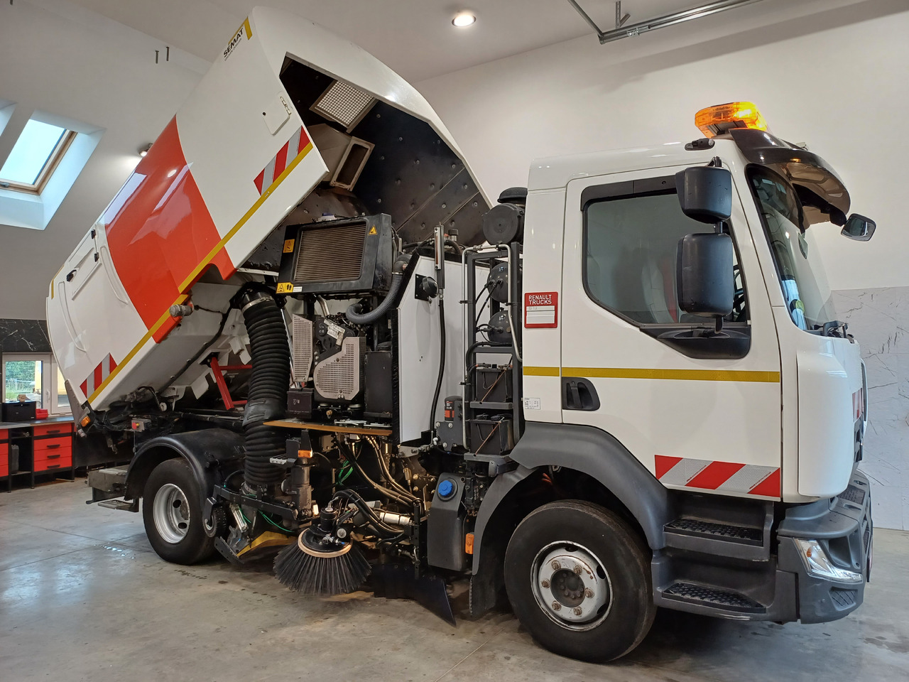 RENAULT D12 Zamiatarka Kehrmaschine 2 Motoren SEMAT Zoeller Szczotki L/R Euro 6 PM10 2017r - Возило за метење: слика 5 RENAULT D12 Zamiatarka Kehrmaschine 2 Motoren SEMAT Zoeller Szczotki L/R Euro 6 PM10 2017r - Возило за метење: слика 5