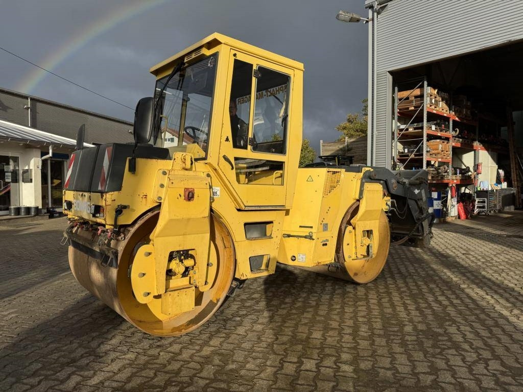Bomag BW 144 AD-2 mit Splittstreuer BS180 - Ваљак за пат: слика 1 Bomag BW 144 AD-2 mit Splittstreuer BS180 - Ваљак за пат: слика 1
