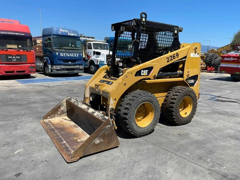 CAT 236 B - Компактен натоварувач: слика 3 CAT 236 B - Компактен натоварувач: слика 3