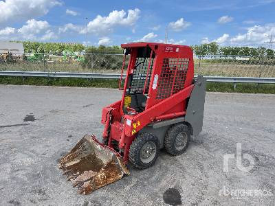 GEHL 1640 - Компактен натоварувач: слика 1 GEHL 1640 - Компактен натоварувач: слика 1