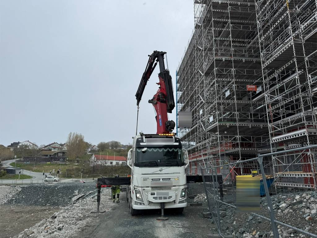 Volvo FH 550 8x4 HMF 95 t/m jibb - Камион со кран: слика 3 Volvo FH 550 8x4 HMF 95 t/m jibb - Камион со кран: слика 3
