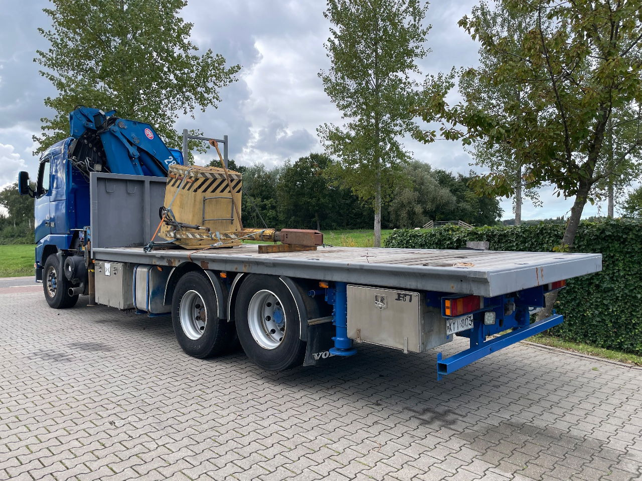 Volvo FH 16 FH16 420 with HMF 2820 crane with jib and front stamps Very Good Condition - Камион со кран: слика 3 Volvo FH 16 FH16 420 with HMF 2820 crane with jib and front stamps Very Good Condition - Камион со кран: слика 3