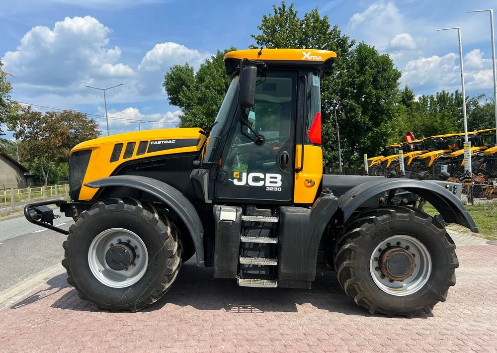 JCB JCB Fastrac 3230 Xtra - Трактор: слика 2 JCB JCB Fastrac 3230 Xtra - Трактор: слика 2