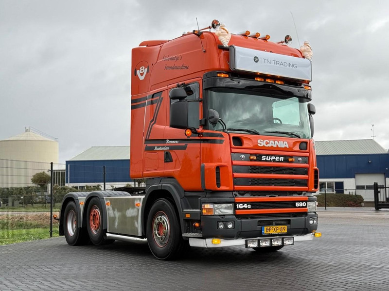 Scania R 164 GA 6X2/4 NA 580 SHOW TRUCK, GESTUURDE VOORLOPER, COMPLEET, TOP. - Камион влекач: слика 1 Scania R 164 GA 6X2/4 NA 580 SHOW TRUCK, GESTUURDE VOORLOPER, COMPLEET, TOP. - Камион влекач: слика 1