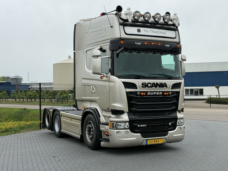 Scania R 580 SHOWTRUCK, VOLLUCHT, VOL SPOILER, RETARDER, SCHUIFSCHOTEL. - Камион влекач: слика 1 Scania R 580 SHOWTRUCK, VOLLUCHT, VOL SPOILER, RETARDER, SCHUIFSCHOTEL. - Камион влекач: слика 1
