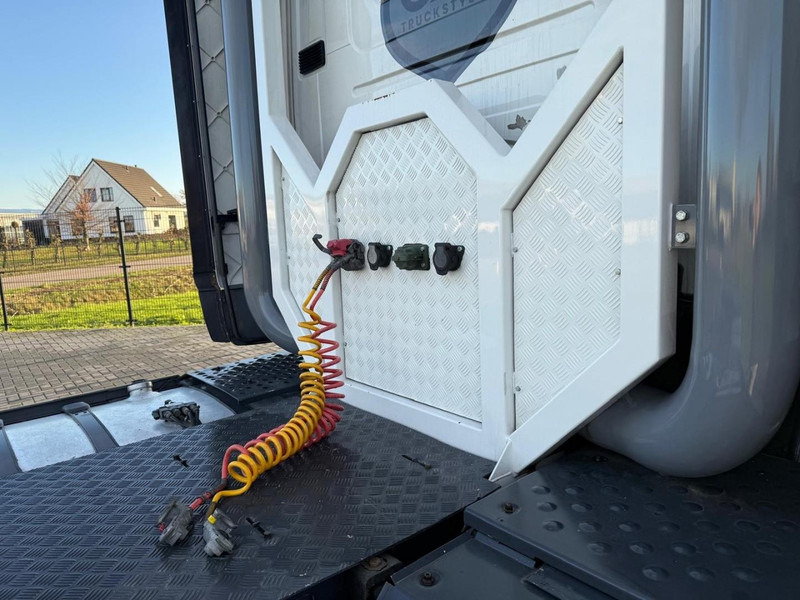 Камион влекач Scania R580 VOLLE SHOWTRUCK, VOLLUCHT, OPEN UITLAAT, INTERIEUR.: слика 16