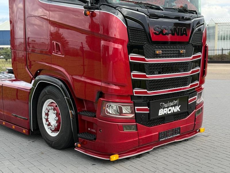 Scania S580 V8 NGS SHOWTRUCK, VOLLUCHT, RETARDER, LEER, GESTUURD. - Камион влекач: слика 2 Scania S580 V8 NGS SHOWTRUCK, VOLLUCHT, RETARDER, LEER, GESTUURD. - Камион влекач: слика 2